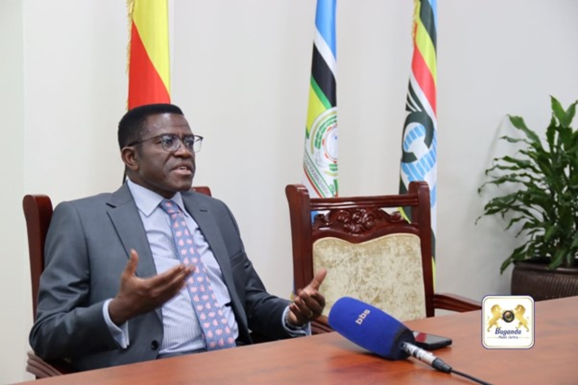 Katikkiro addressing the press at Entebbe International Airport before departing for London Image